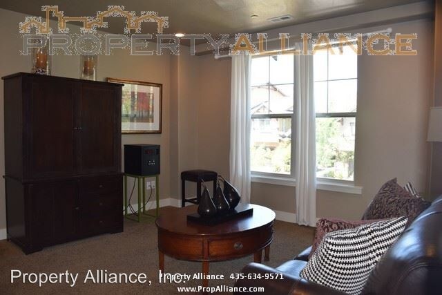 Building Photo - 4 br, 3.5 bath House - 860 Benjamin Place