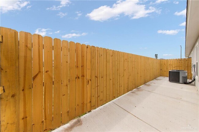 Building Photo - 21 Swallow Ave