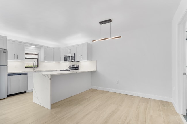 Foto del edificio - 2695 Albatross Rd N