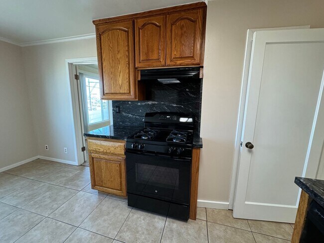 Building Photo - SPACIOUS 3 BEDROOM w/ Bonus Room!! Views, ...
