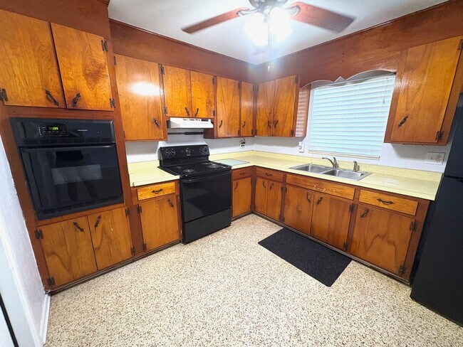 Building Photo - Charming 3-Bed/1.5- Bath Home for Rent in ...