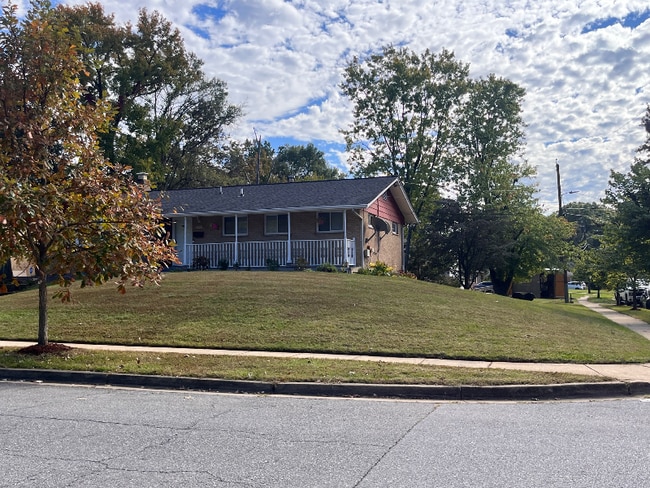 Building Photo - 8701 Magnolia Dr