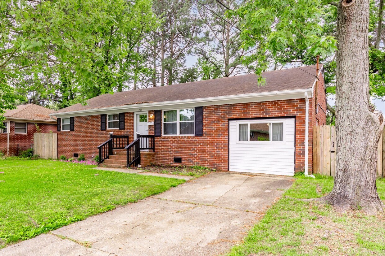 Primary Photo - Charming 3-Bedroom Coastal Home in the Hea...