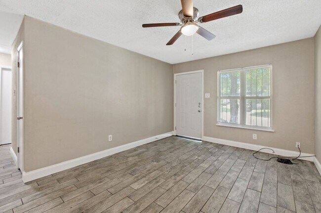 Foto del edificio - 6702 Colony Park Dr