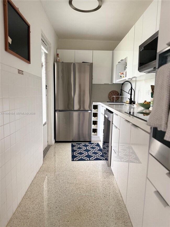 Foto del edificio - 9700 W Bay Harbor Dr