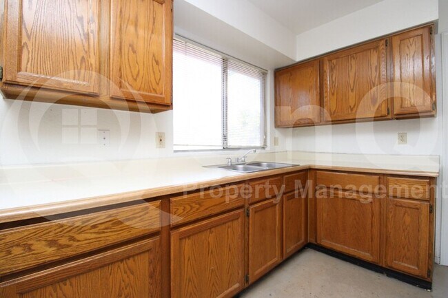 Building Photo - 533 W Cholla St