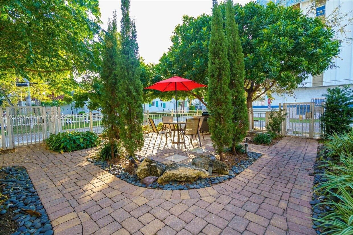 Primary Photo - 2425 Flamingo Pl