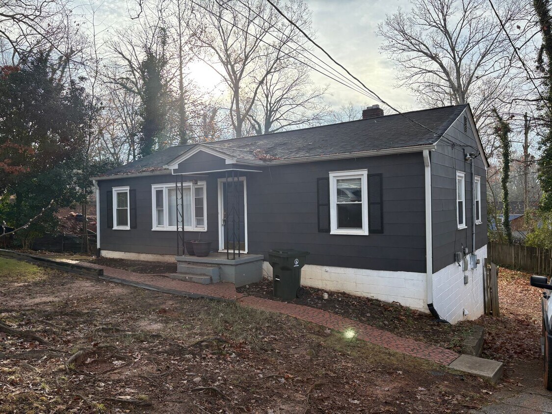 4 Bedroom 2 Bath Bungalow home in Greenville - 4 Bedroom 2 Bath Bungalow home in Greenville