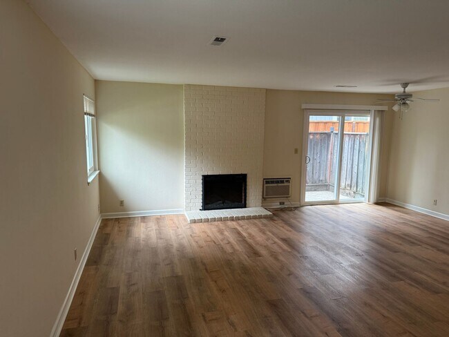 Foto del edificio - PARKLIKE SETTING ...CLEAN, AND FRESH, NEW REFRIGERATOR, NEW CLOSET DOORS...2 BEDROOMS/1 BATH IN G...