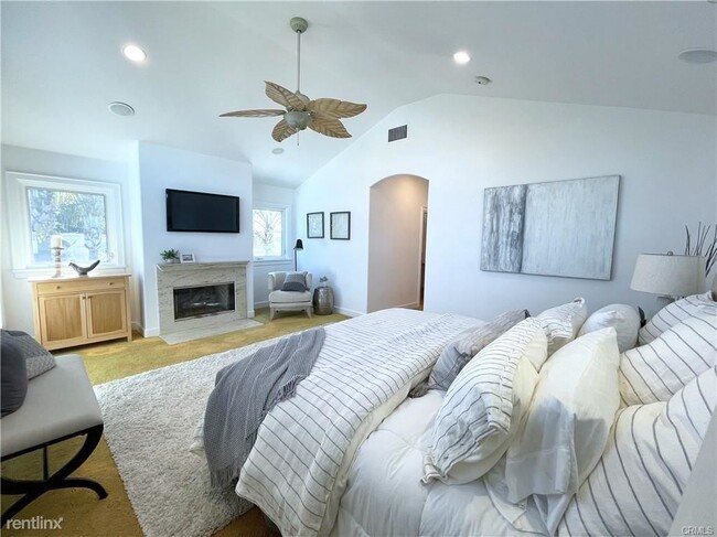 Foto del edificio - 4 br, 3.5 bath Duplex - 222 Costa Mesa St