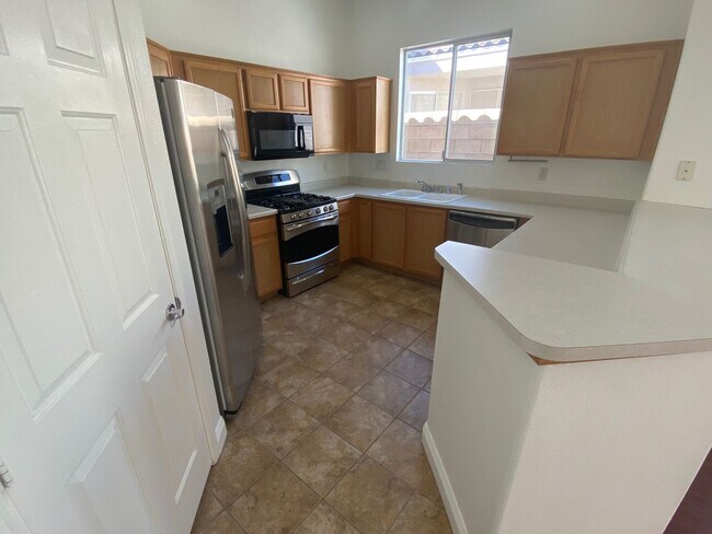 Building Photo - STUNNING 3 BEDROOM 2 BATHROOM SINGLE STORY...