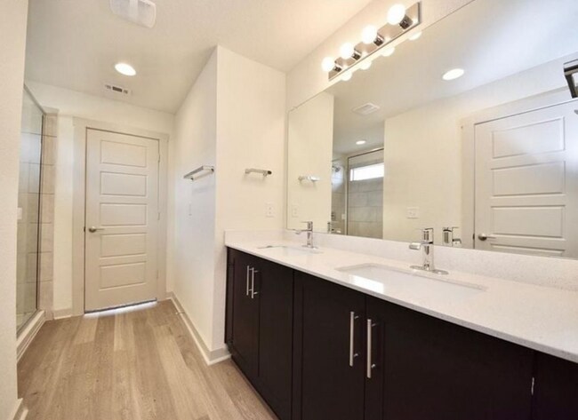 Baño principal con ducha a ras de suelo - 1812 Bonham Ln
