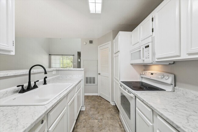 Foto del edificio - 2323 Fairwind Rd