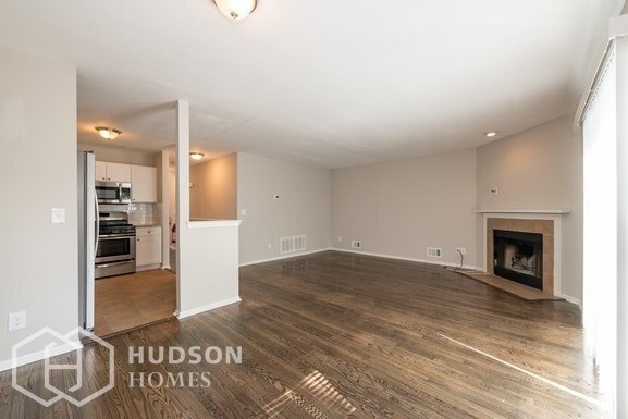Building Photo - 135 Tulip Ln
