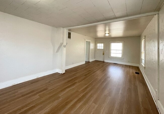 Building Photo - 2-Bedroom Bungalow