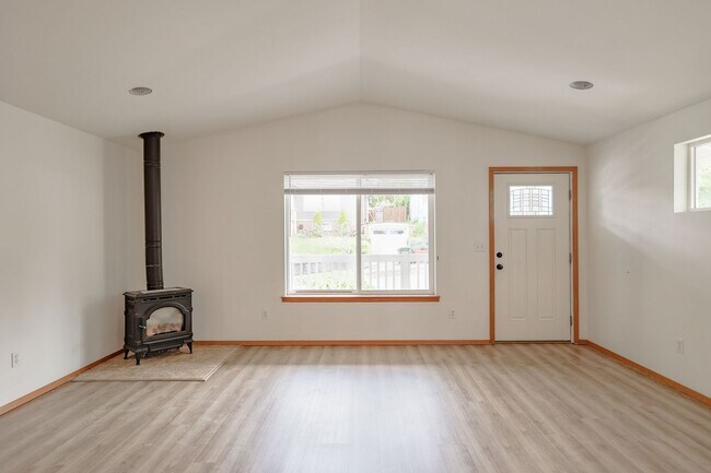 Building Photo - Adorable Everett Home for Lease- $750 off ...