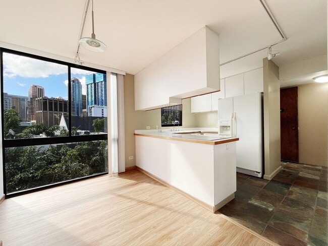 Building Photo - Downtown Living at Royal Queen Emma! 2 PAR...