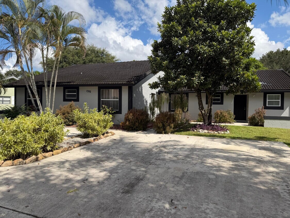 Foto principal - 1392 Riverside Cir