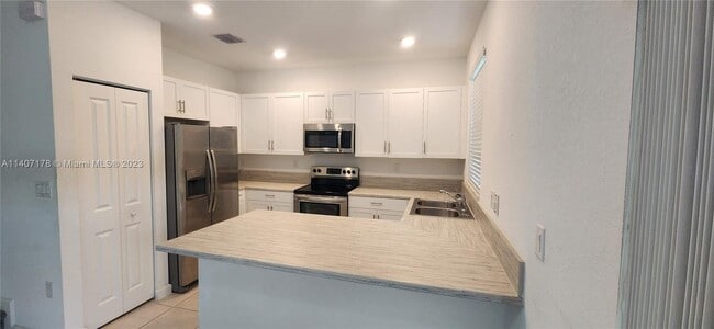 Building Photo - 2708 SE 15th Ct