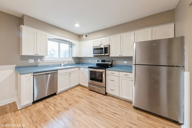 Building Photo - 9423 Bay Colony Dr