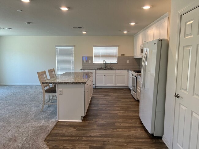 Building Photo - 3 Bedroom Plus Bonus Room Single Family Ho...