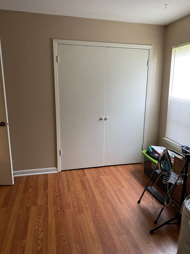 Building Photo - 2 Bed 1 Bath Duplex