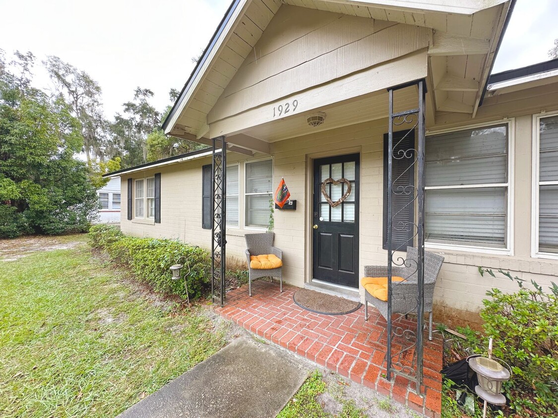 Foto principal - Awesome 2 Bedroom House Directly Behind Mi...