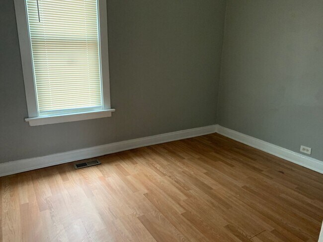 Building Photo - Renovated 4 Bedroom in Calumet Heights