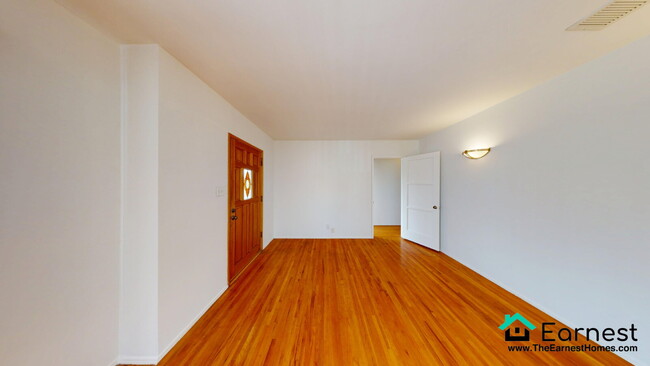 Building Photo - 2 + 2 Charming & Updated Home in Prime She...