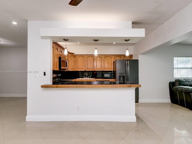 Foto del edificio - 870 NE 182nd St