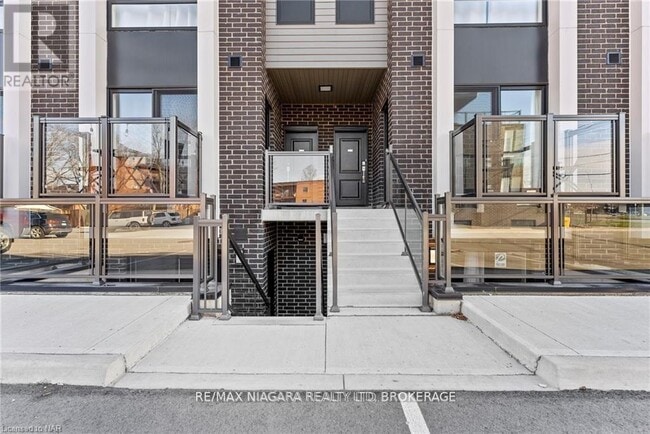 Photo du bâtiment - 6065 McLeod Rd