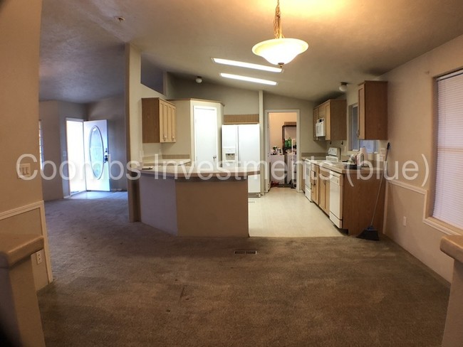Building Photo - Quiet living on more than an acre of land!