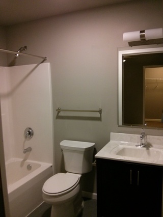 Baño - 326-342 N Norbeck St