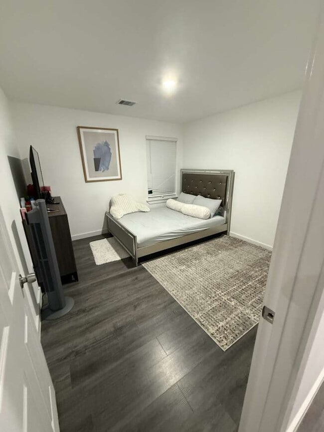 Building Photo - 5616 Hollow Pines Dr