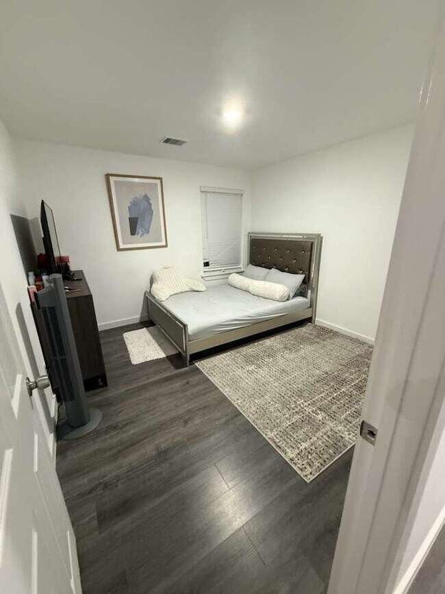 Foto del edificio - 5616 Hollow Pines Dr