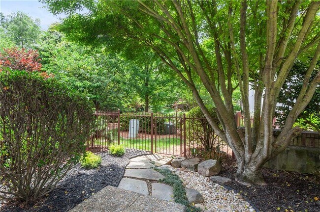 Foto del edificio - 1350 Fernwood Cir NE