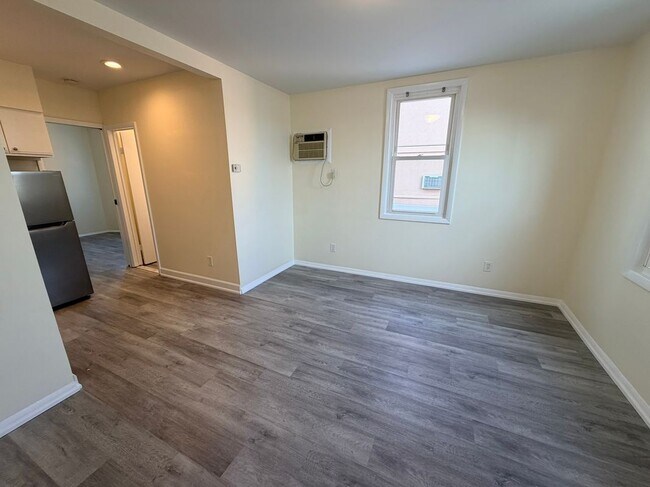 Building Photo - 14 Oakwood Ave