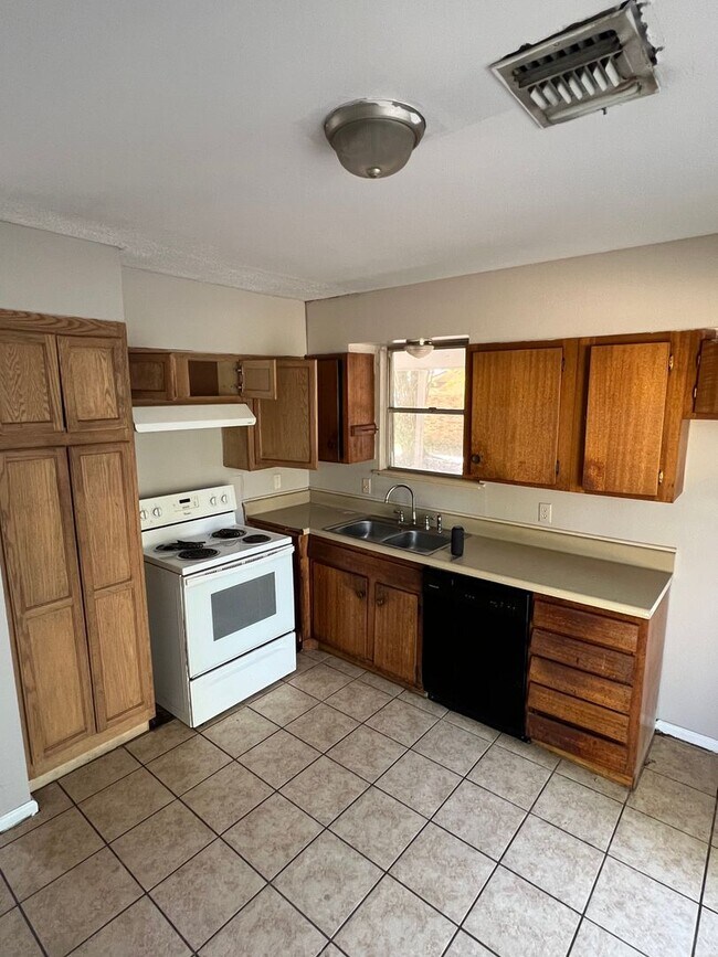 Foto del edificio - New Floors and Paint!!