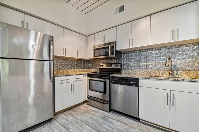 Building Photo - 2440 W Horatio St
