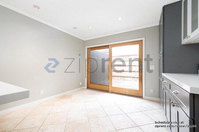 Foto del edificio - 5249 Rimpark Ln