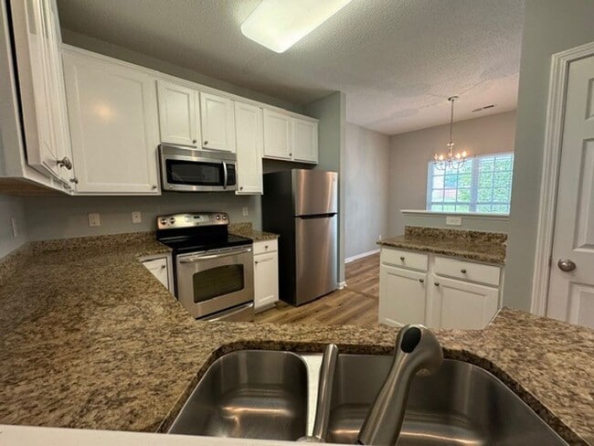 Building Photo - 4 Bed 2.5 Bath in Nice Neighborhood