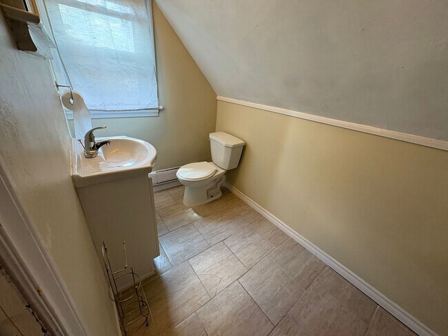 Building Photo - 410 Barton St E