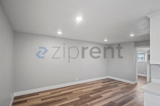 Building Photo - 26910 Manon Ave