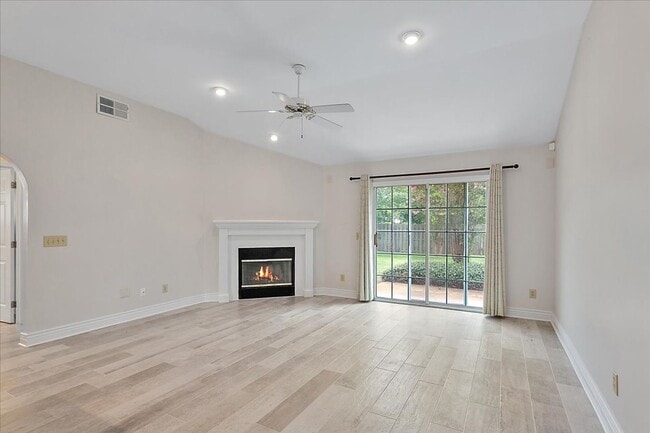 Building Photo - Beautiful 3/2 just minutes to the beach!