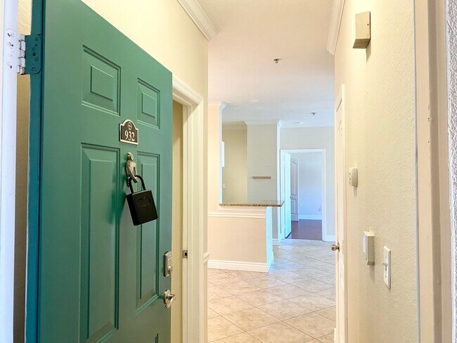 Building Photo - 2BR/2BA Unit with Resort-Style Amenities a...