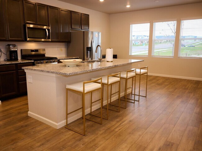 Foto del edificio - 8848 Fraser River Lp