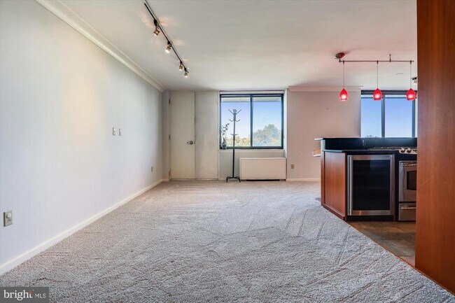 Foto del edificio - 4390 Lorcom Ln