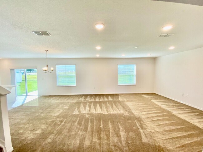 Foto del edificio - Beautiful Home for rent in Poinciana - 4 bed 2.5 bath plus large bonus room