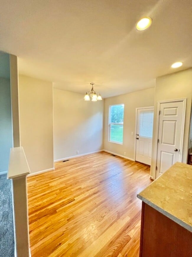 Foto del edificio - Centrally Located Townhouse Available!