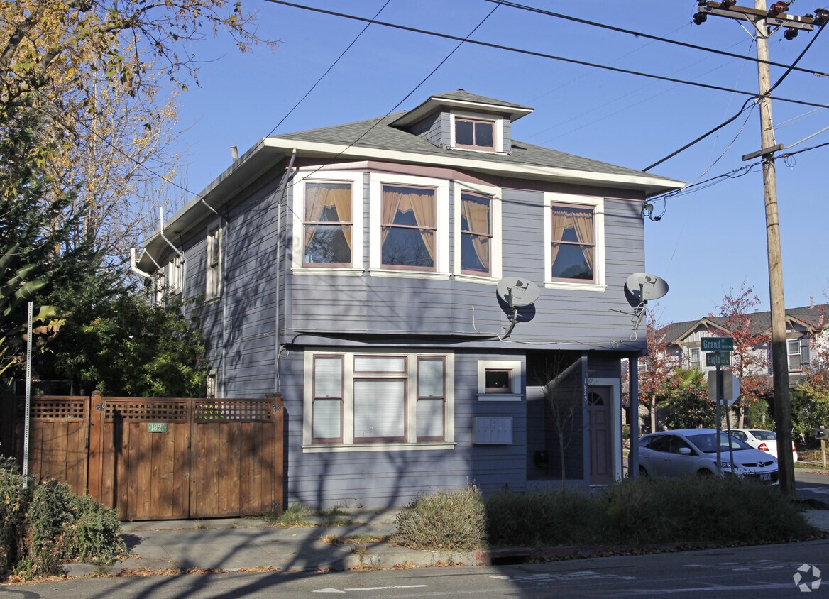 Building Photo - 1829 Grand St